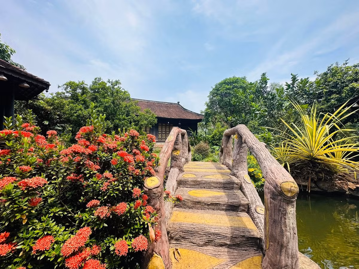 Bên ngoài khuôn viên biệt phủ, nghệ sĩ Hoàng Mập còn đầu tư một hồ cá koi có giá đến 5 tỷ đồng. Ảnh: FB Hoàng Minh Bùi
