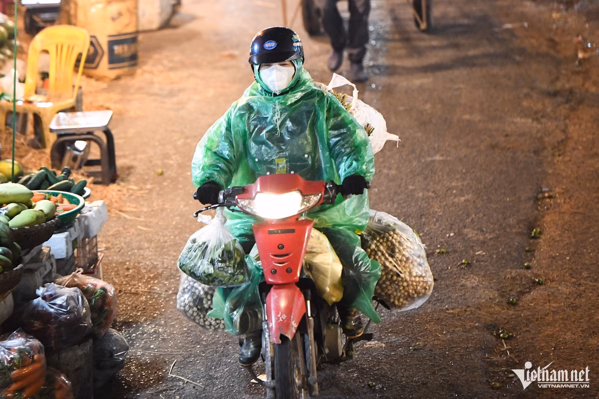 2h đêm, nhiệt độ Hà Nội hạ thấp còn 12 độ C, trời rét buốt, các tiểu thương khách hàng cố gắng giao dịch nhanh nhất có thể rồi lại chui vào chỗ ấm áp. Một số người mặc thêm áo mưa tránh gió lạnh.