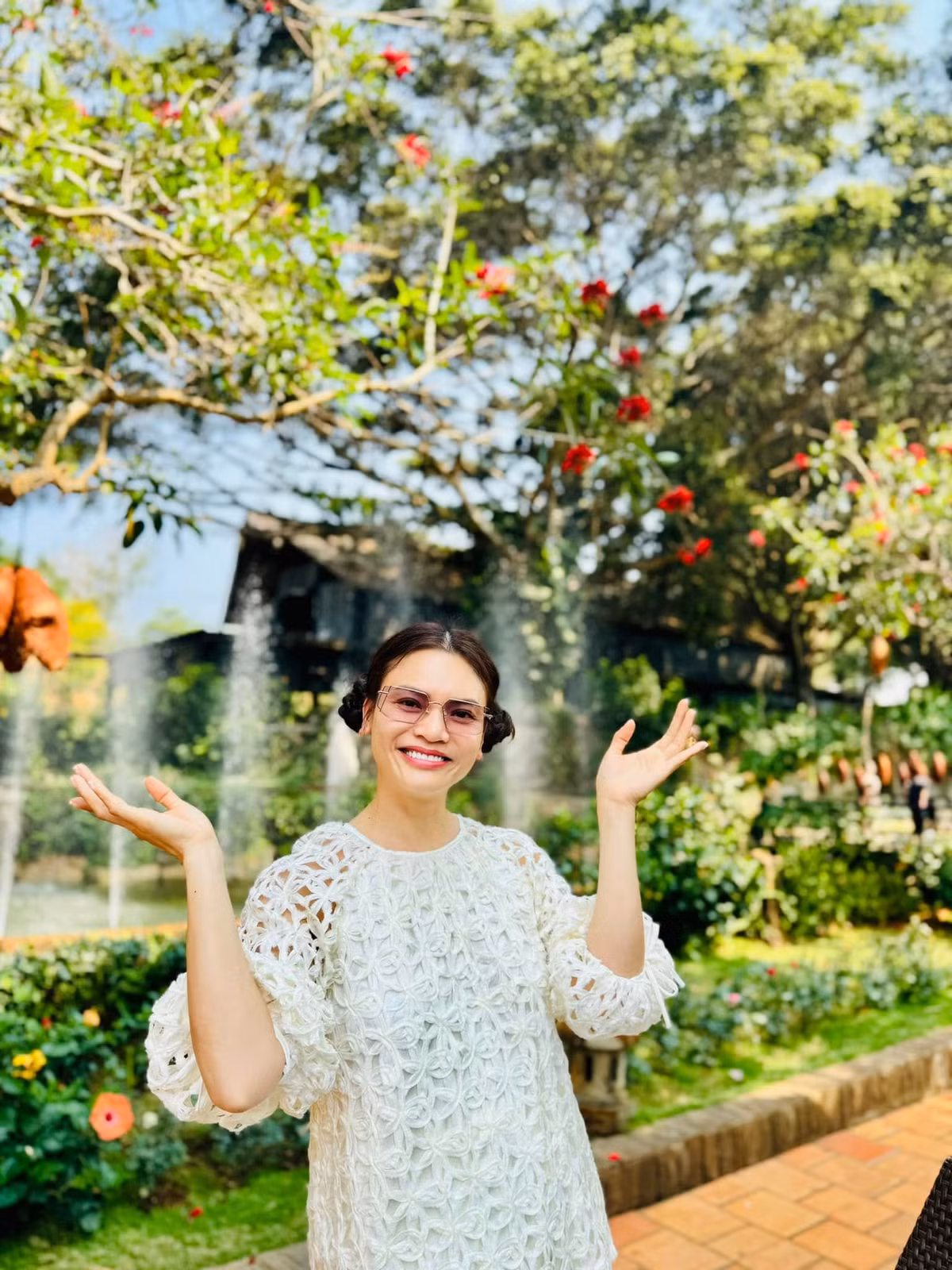 Ở tuổi ngoài 40, NSND Phạm Phương Thảo vẫn giữ được nhan sắc trẻ trung, mặn mà. Cô sở hữu khu nhà vườn rộng 8.000m2 ở Thạch Thất (Hà Nội). Ảnh: FB Phạm Phương Thảo