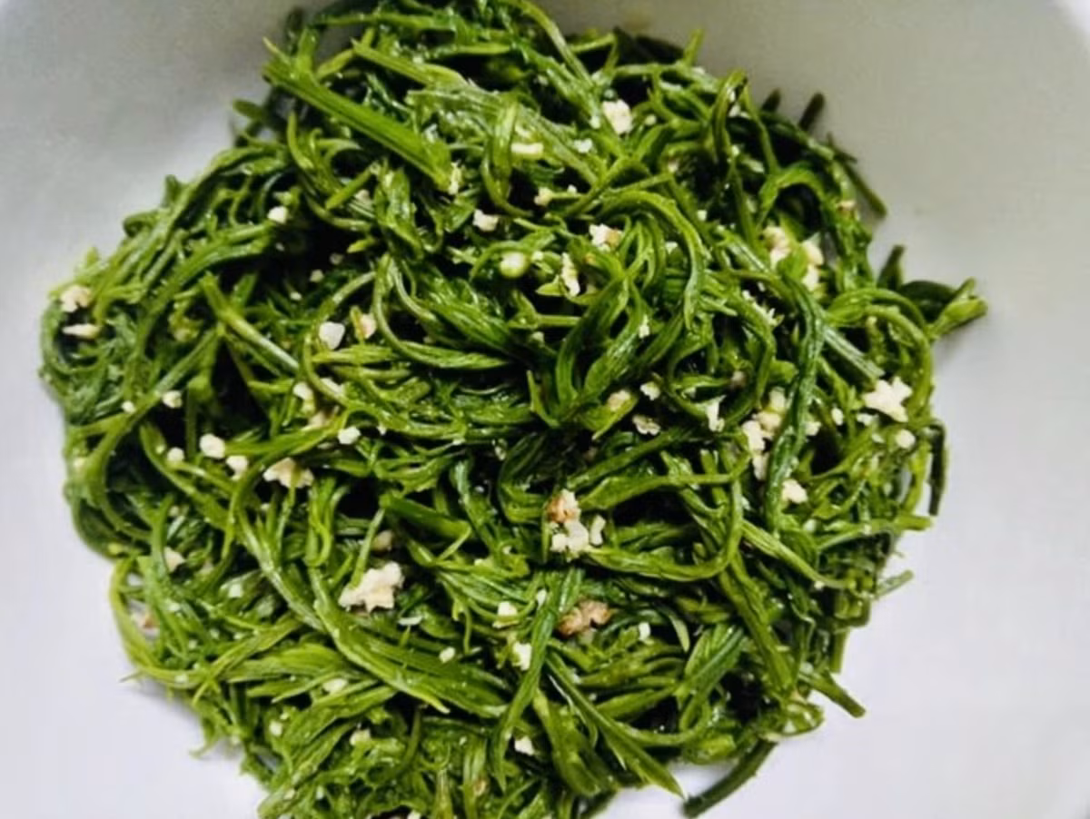 Rau thối thường được chế biến thành nhiều món ăn ngon như xào tỏi, thả lẩu, làm nộm hoặc canh. Dù giá thành không quá cao so với các loại rau khác, nhưng hương vị đặc trưng của rau thối lại khiến nhiều người "nghiện". Ảnh: Facebook