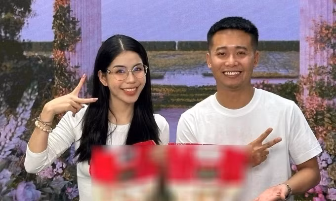 Dạo gần đây, ngoài việc livestream chốt được cả chục nghìn đơn khi buôn bán đủ loại mặt hàng, Quang Linh Vlogs cũng không ít lần phải lên tiếng xin lỗi khách hàng vì chất lượng sản phẩm chưa được như những lời quảng cáo. Ảnh: FBNV