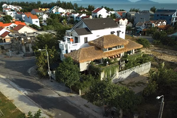 Nằm giữa vùng biển Cẩm An, Hội An (Quảng Nam), ngôi nhà với diện tích 200m2 là nơi giao thoa giữa nét mộc mạc truyền thống và công năng hiện đại, mang đến không gian sống tiện nghi nhưng vẫn đậm đà hồn quê. Ảnh: SuKha_Studio