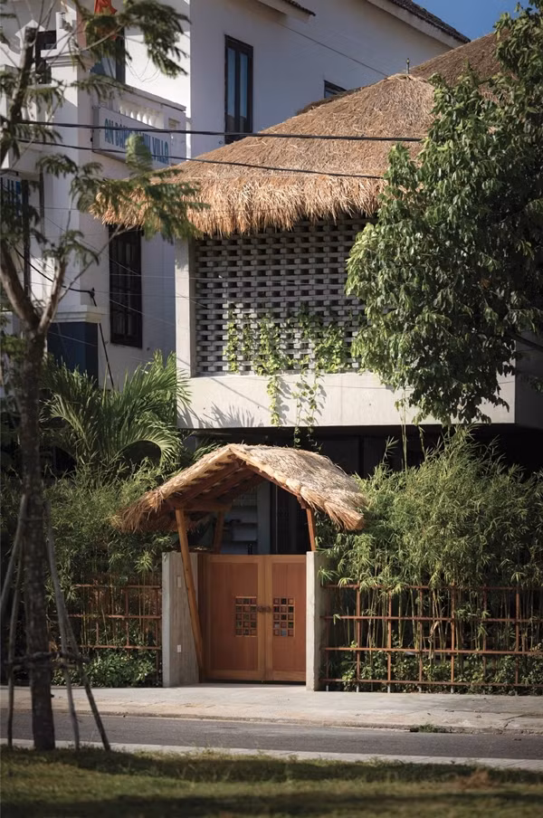 Yêu cầu của gia chủ cũng chính là thách thức với đội ngũ thiết kế phải tìm ra giải pháp tối ưu, sử dụng gỗ, tre trúc và mái tranh để tạo nên một không gian sống hài hòa, thân thiện với môi trường. Ảnh: SuKha_Studio