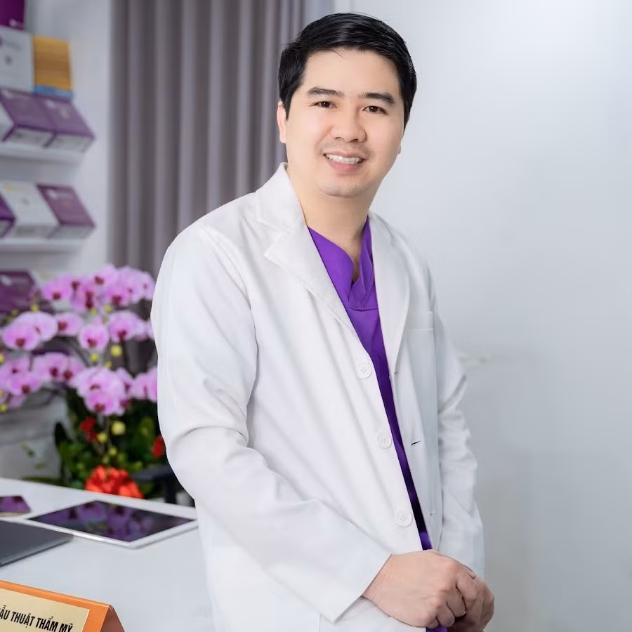 Sau hơn 10 năm, ông đã sở hữu hệ thống thẩm mỹ được nhiều người biết đến, mang lại nguồn thu nhập tốt. Ảnh: Youtube