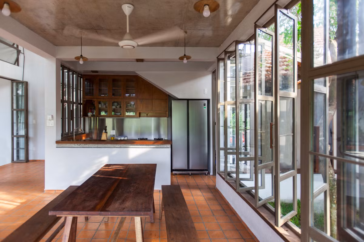 Không gian bếp và ăn uống mộc mạc, thoáng đãng. Ảnh: k59 atelier