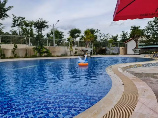 Giữa sân là bể bơi lớn với không gian rộng rãi, có thể mở tiệc ngoài trời. Ảnh: chụp màn hình NhaTo
