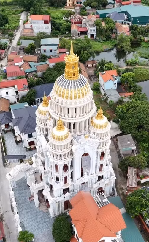 Mọc sừng sững giữa xóm làng, tòa lâu đài mang đậm phong cách châu Âu với gam màu vàng kem sang trọng. Ảnh: @thuannguyen111196