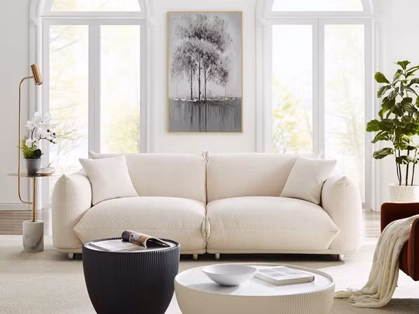 Sofa quá to khiến không gian di chuyển bị thu hẹp, gây bất tiện, tạo cảm giác chật chội. Ngược lại, không gian quá nhỏ so với diện tích khiến không gian phòng khách trống trải, mất cân đối. Ảnh: Amazon