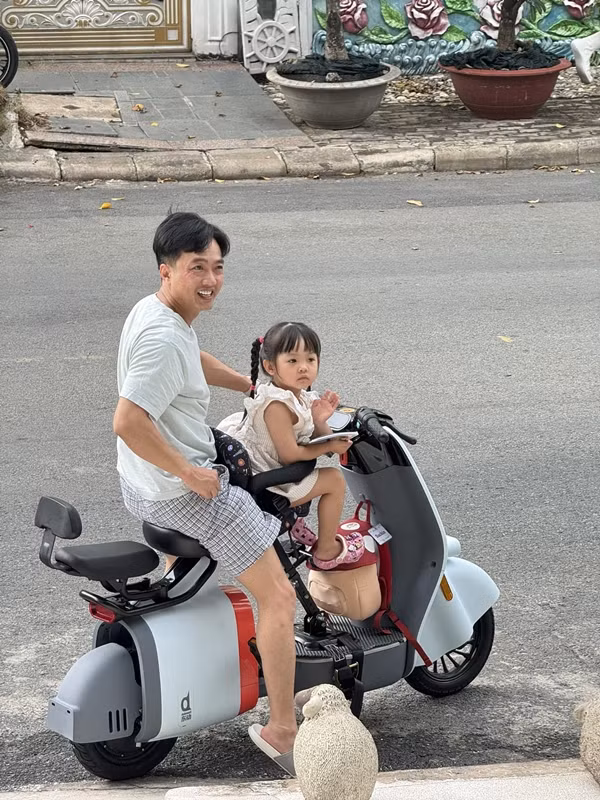 Hình ảnh giản dị của Cường Đô La khi chở con đi học vào buổi sáng ghi điểm trong mắt công chúng. Ảnh: FBNV