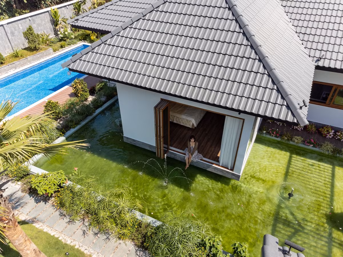 Tọa lạc tại thị xã Trảng Bàng, huyện Tây Ninh, ngôi nhà vườn có tổng diện tích 1300m² này là một tác phẩm kiến trúc độc đáo, kết hợp hài hòa giữa yếu tố hiện đại và truyền thống. Ảnh: Story Architecture
