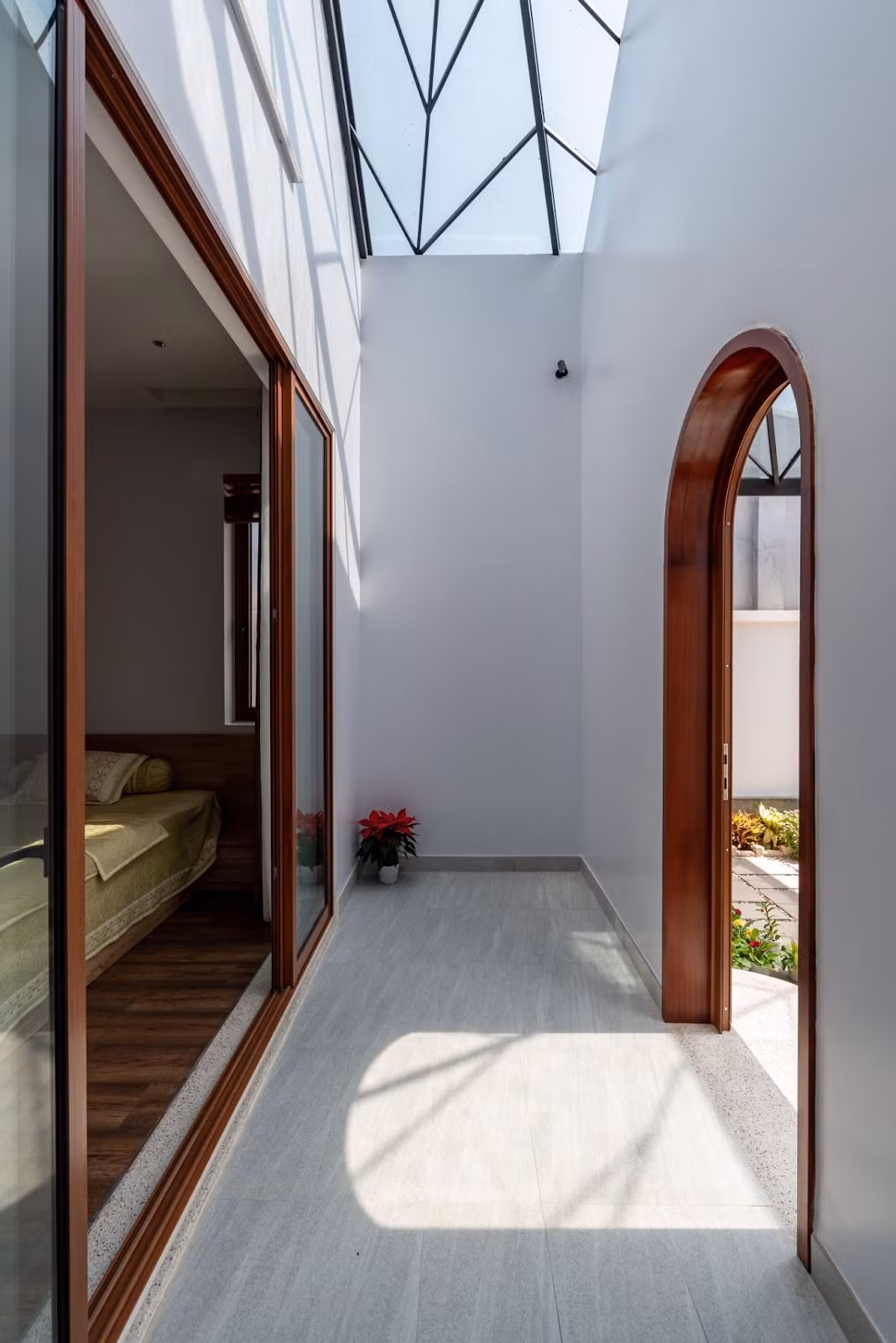 Khoảng giếng trời kiên cố với hệ thép và kính để đảm bảo riêng tư và an toàn khi các con muốn mở cửa lấy gió và ánh sáng ở vùng quê. Ảnh: Story Architecture
