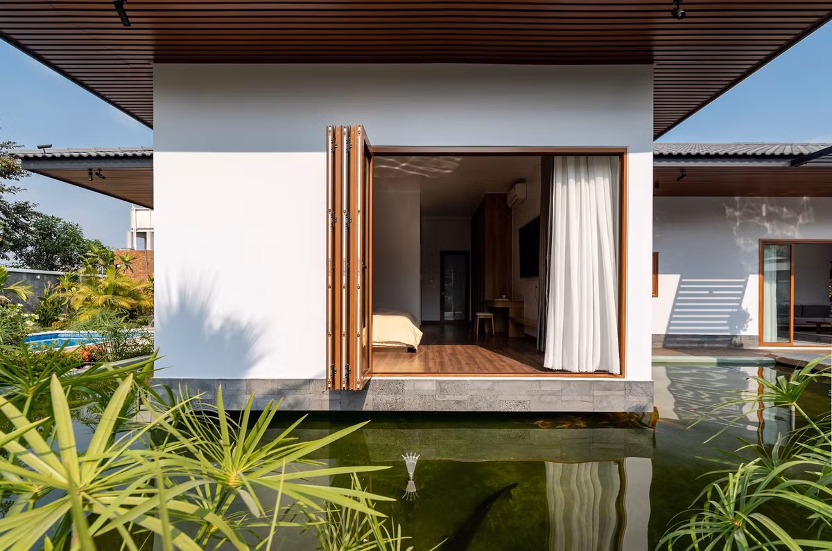 Điểm nhấn đặc biệt của ngôi nhà chính là phòng ngủ master được thiết kế một phần nổi trên mặt nước của hồ cá Koi. Ảnh: Story Architecture