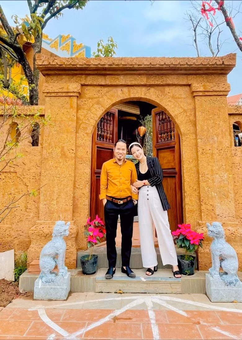 Nhờ chăm chỉ hoạt động nghệ thuật, Vượng Râu sở hữu khối tài sản đáng ngưỡng mộ. Đáng chú ý nhất là 2 phủ thờ: Thiên Trường Vọng Phủ trị giá hàng chục tỷ đồng nằm ở Thạch Thất (Hà Nội) và Nguyễn Công Việt Phủ ở làng Ngọc Tiên (Nam Định). Ảnh: Nguoiquansat