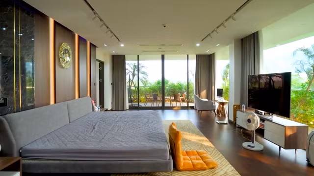 Phòng ngủ master ở tầng 3 sở hữu tầm view tuyệt đẹp. Ảnh chụp màn hình NhaTo