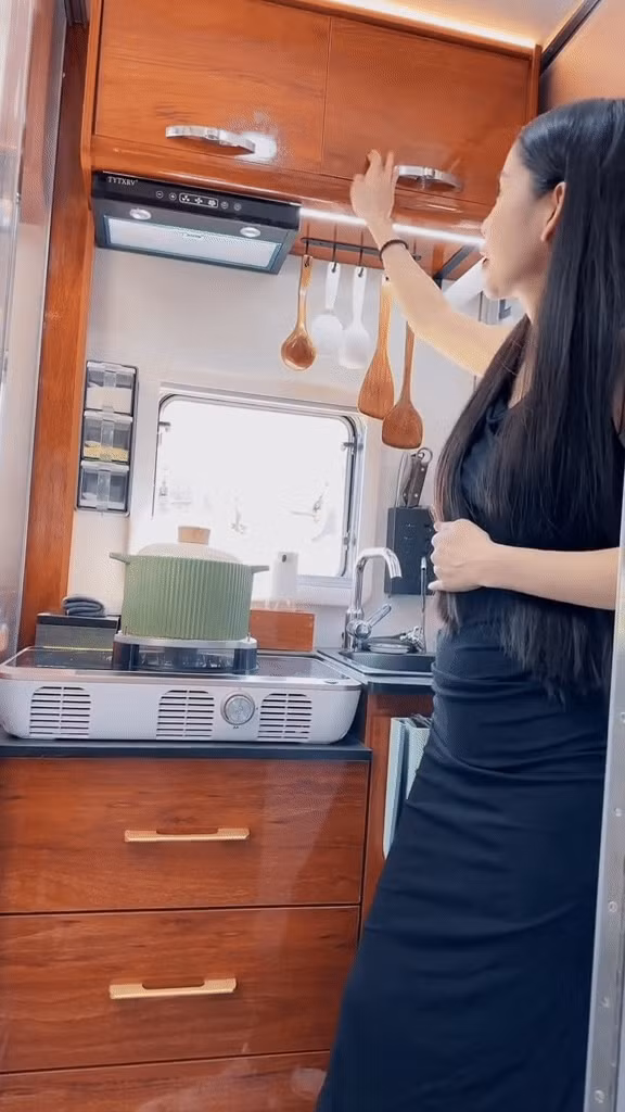 Phòng bếp ngăn với phòng khách bằng cửa để tránh mùi. Ảnh chụp màn hình