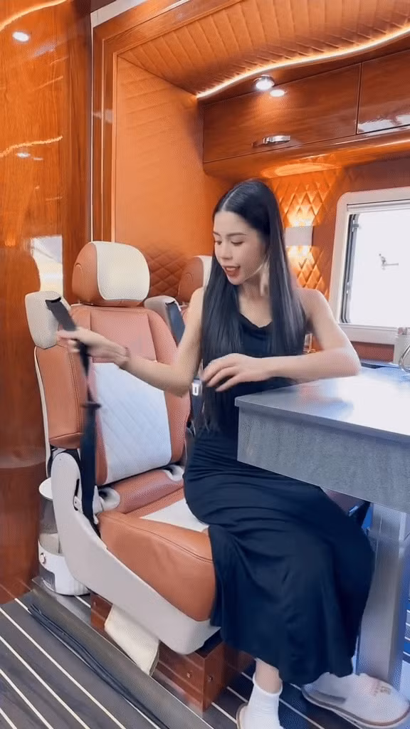 Ngôi nhà di động của Hằng Du Mục Có thể chứa được 7 người gồm tài xế và 6 người ngồi đằng sau. Trên xe có bàn ăn, tủ lạnh, phòng bếp, máy giặt, nhà tắm và vệ sinh, giường ngủ. Ảnh chụp màn hình