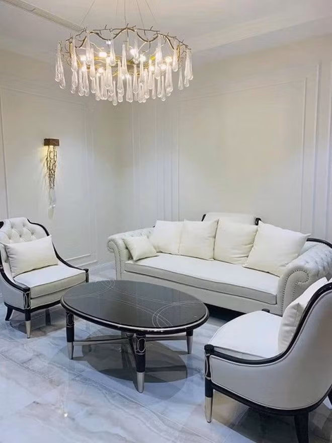 Tại phòng khách, Vân Hugo đặt bộ sofa trắng kem, không quá nhiều họa tiết hay màu sắc cầu kỳ. Ảnh: FB Nguyễn Thanh Vân