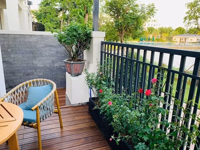Phía trước cửa, Vân Hugo bố trí một khoảng không rộng để trang hoàng cây cối. Ảnh: FB Nguyễn Thanh Vân