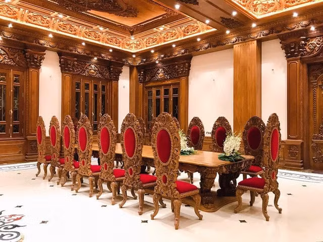 Nội thất bên trong lâu đài cũng được hoàn thiện cầu kỳ, sử dụng hoàn toàn là đồ gỗ. Ảnh: Facebook