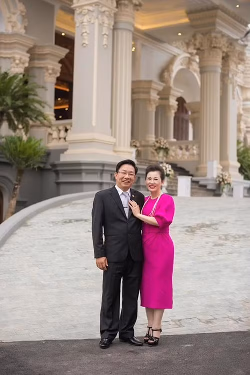 Cô dâu Thu Hương là con của ông Trần Văn Dĩnh và bà Kim Dung. Ông Trần Văn Dĩnh nổi tiếng là đại gia trong lĩnh vực đóng tàu biển và là ông trùm sân gofl. Ảnh: Internet