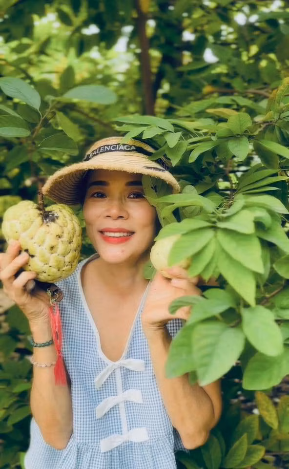 Mỹ Lệ rất mát tay khi chăm bón cho khu vườn, cây nào cũng đơn hoa kết trái sum suê. Ảnh: FB Hoàng Thị Mỹ Lệ