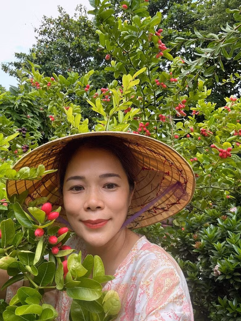Ca sĩ Mỹ Lệ tự nhận là "nông dân", chăm chỉ vun trồng. Ảnh: FB Hoàng Thị Mỹ Lệ