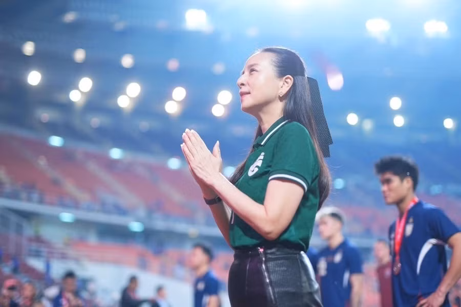 Tại đây, bà Madam Pang liên tục cúi đầu cảm ơn người hâm mộ Việt Nam, giơ biểu tượng ngón cái lên trời để bày tỏ sự yêu thích với sự cuồng nhiệt này. Ảnh: Plo
