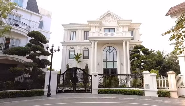 Mỗi căn biệt thự đều được thiết kế sang trọng, có sân vườn và bể bơi trong khuôn viên xanh mát. Ảnh: Vinhomes