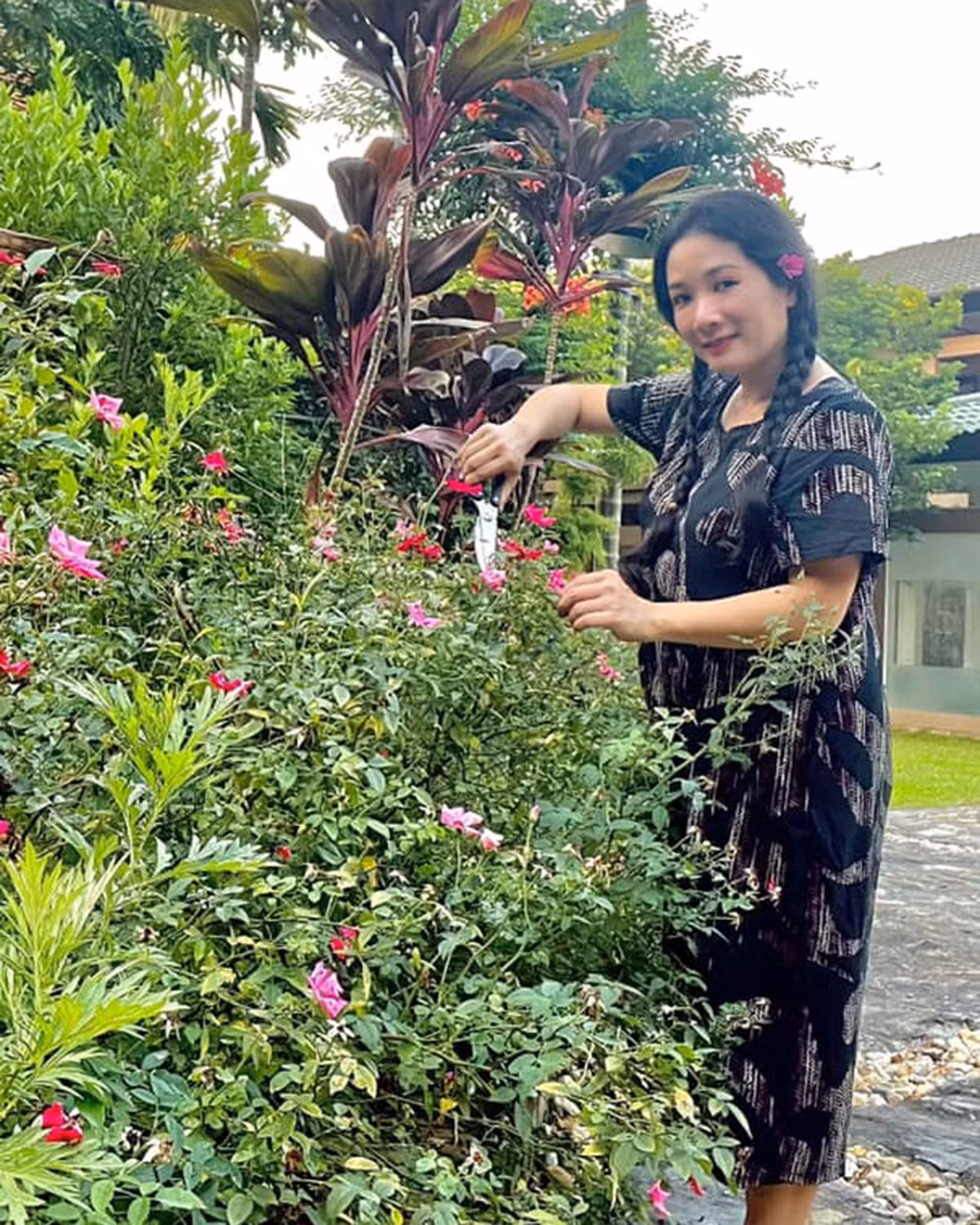 Trong khuôn viên rộng hàng nghìn mét vuông, Thanh Thanh Hiền trồng đủ các loại hoa, cây ăn trái...Ảnh: FBNV