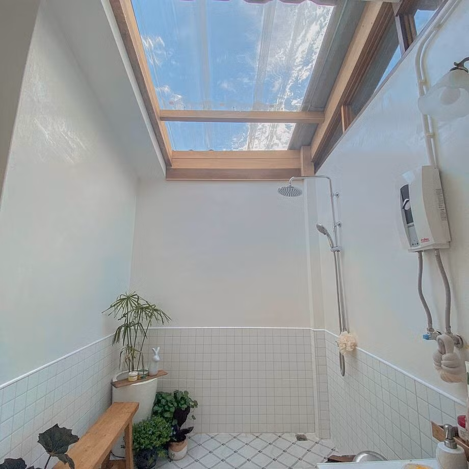 Với quan điểm “sống đơn giản nhưng phải hạnh phúc từng giây”, anh Khun quyết định rời thành phố Chiang Mai nhộn nhịp để trở về quê sinh sống. Quyết định cải tạo nhà cấp 4 20 năm tuổi từ đây được ra đời. Ảnh: Happynest