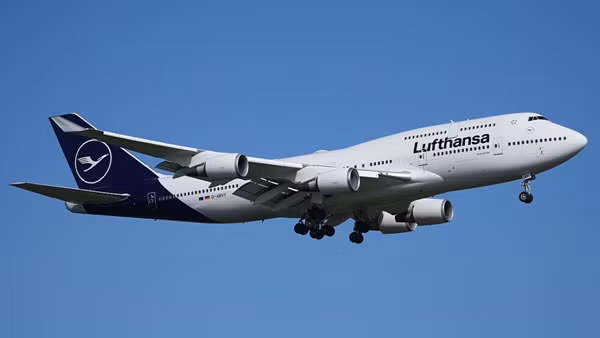 Boeing 747-400 là máy bay chở khách do Boeing sản xuất tại Mỹ, có sức chứa lên đến 416 hành khách ((23 hạng nhất, 78 hạng thương gia, 315 hạng phổ thông). Ảnh Wikimedia