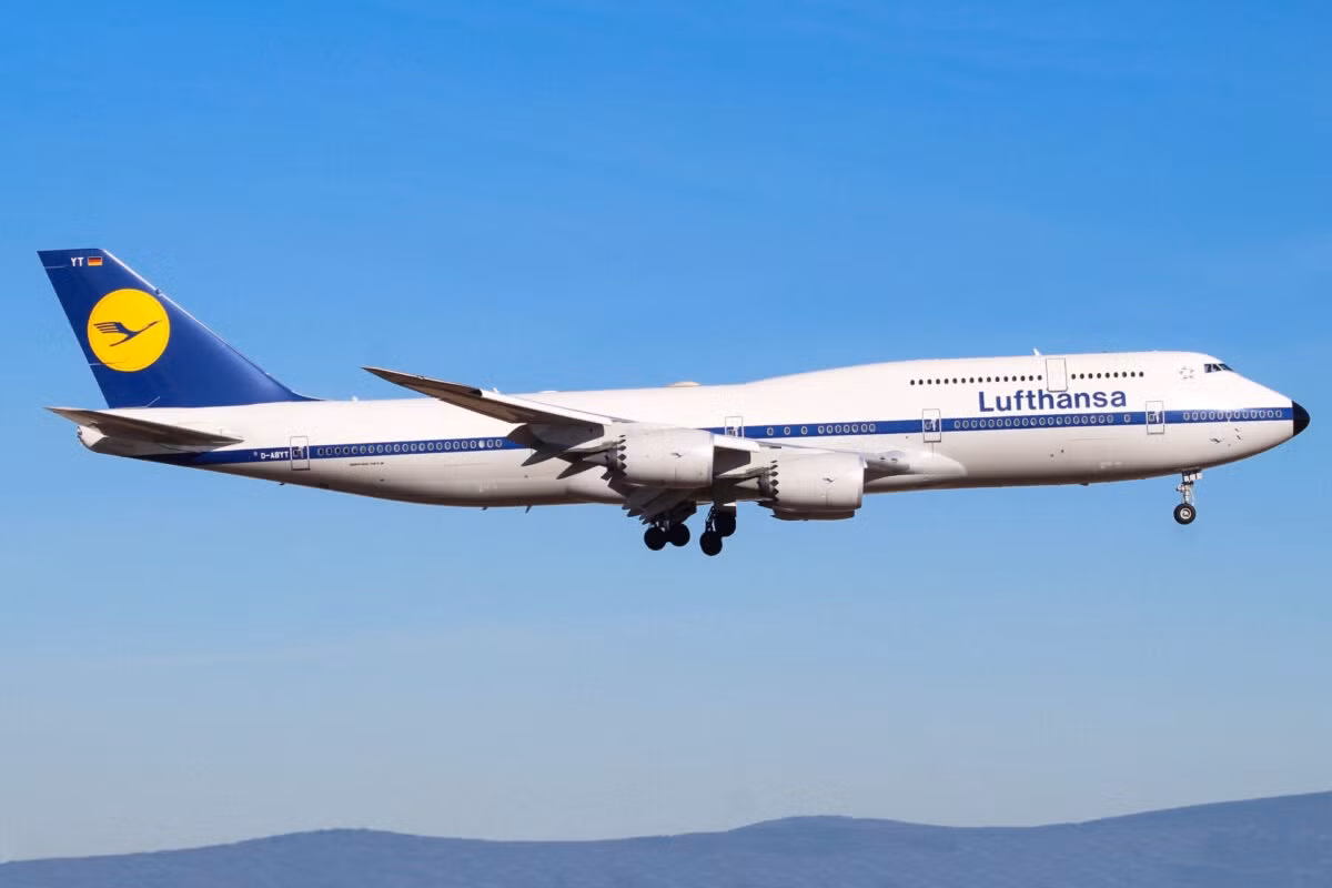 Boeing 747-8 là máy bay hai tầng cuối cùng trong một dòng máy bay thay đổi cuộc chơi dài. Sau thành công của 747-400, Boeing muốn tạo ra một máy bay thậm chí còn lớn hơn để cạnh tranh với Airbus A380. Và 747-8 chính thức ra mắt vào năm 2005. Ảnh Wikimedia