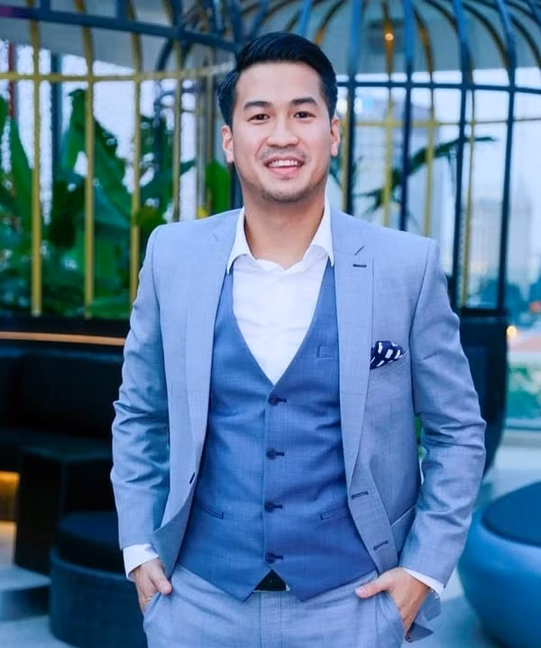 Khi về Việt Nam, Phillip Nguyễn tham gia vào công việc của tập đoàn gia đình. Anh hiện là Phó Tổng Giám đốc phát triển dự án kiêm CEO của IPP Travel Retail - phụ trách mảng kinh doanh dịch vụ phi hàng không, bao gồm cửa hàng miễn thuế, cửa hàng bán lẻ và quảng cáo thương mại tại các sân bay. Ảnh: IPPG