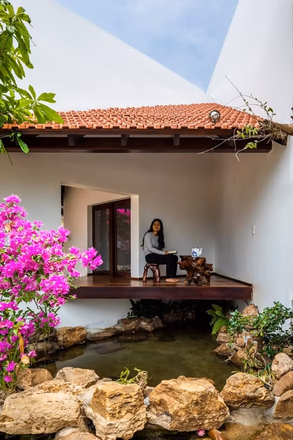 Bể cá nhỏ giúp không gian sân vườn thêm sinh động. Ảnh: Hiroyuki Oki