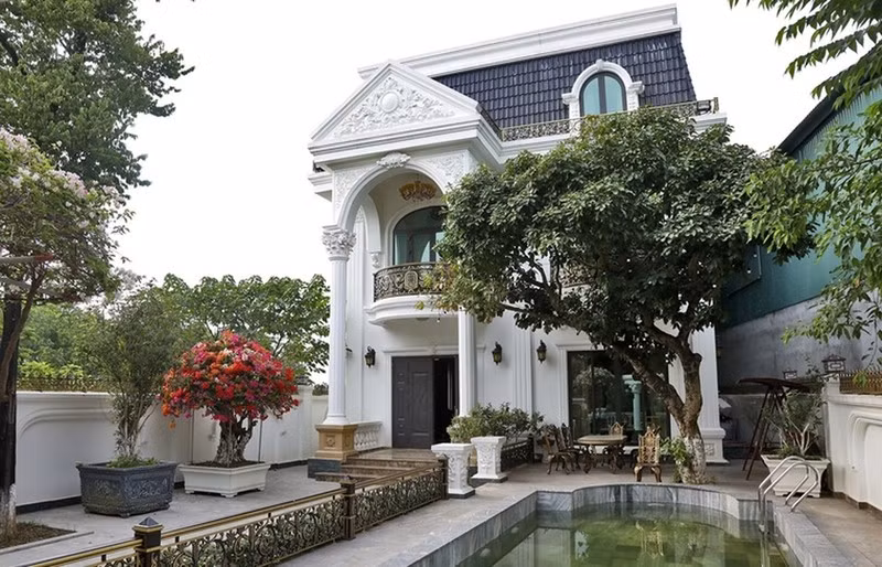 Biệt thự nhà vườn của NSƯT Quang Tèo được xây 2 tầng, có thiết kế như một tòa lâu đài mang phong cách cổ điển châu Âu với những mảng khối được đắp cầu kì và tinh tế. Ảnh: FBNV