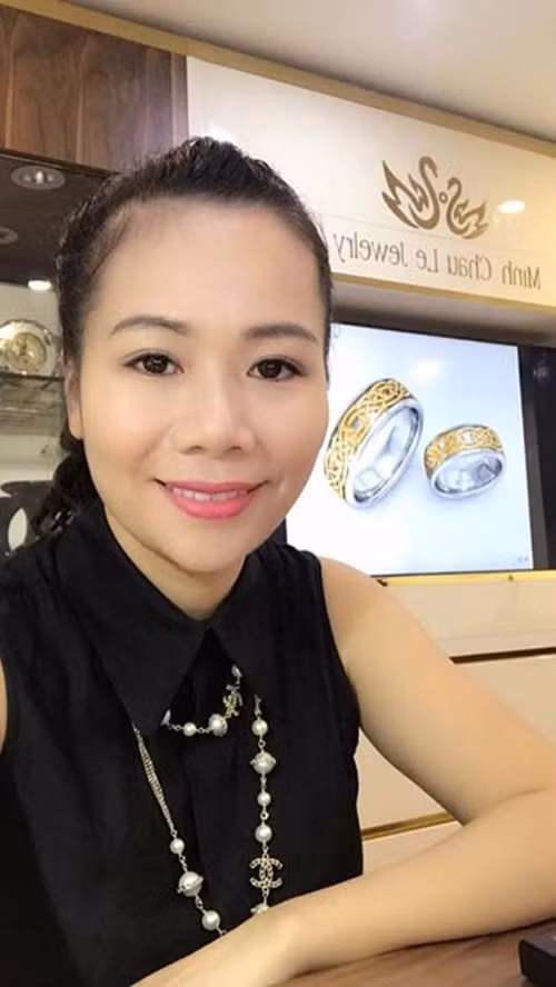 Vợ "đại gia kim cương" hiện quản lý công ty chuyên kinh doanh trang sức, kim cương đắt tiền. Ảnh: Dân Việt