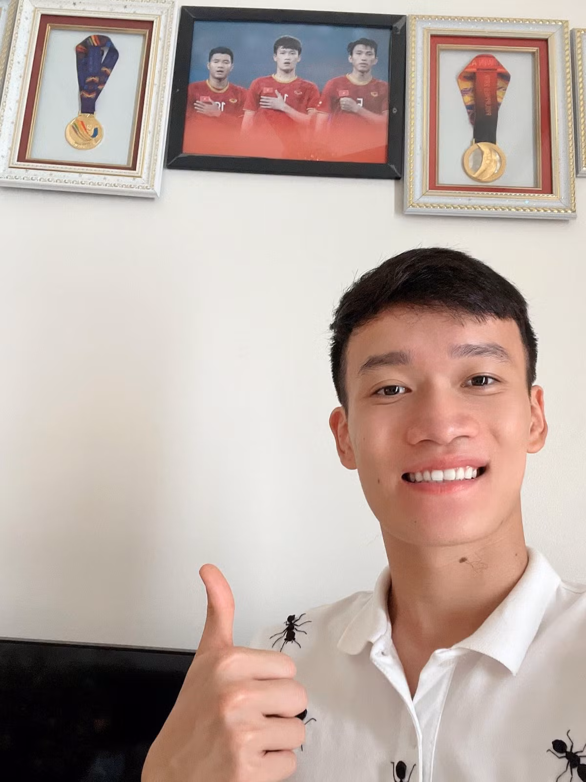 Trong nhà trưng bày nhiều thành tích trong sự nghiệp của nam cầu thủ suốt thời gian qua. Ảnh: FB Hoàng Đức