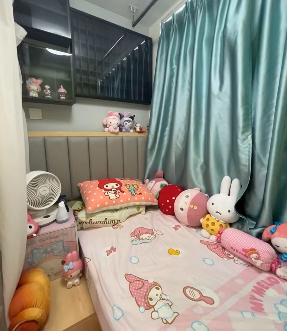 Khu vực đầu giường được thiết kế như một bàn nhỏ để đặt điện thoại, sách vở, hay ly nước. Cuối giường là tủ quần áo lớn. Ảnh: QQ