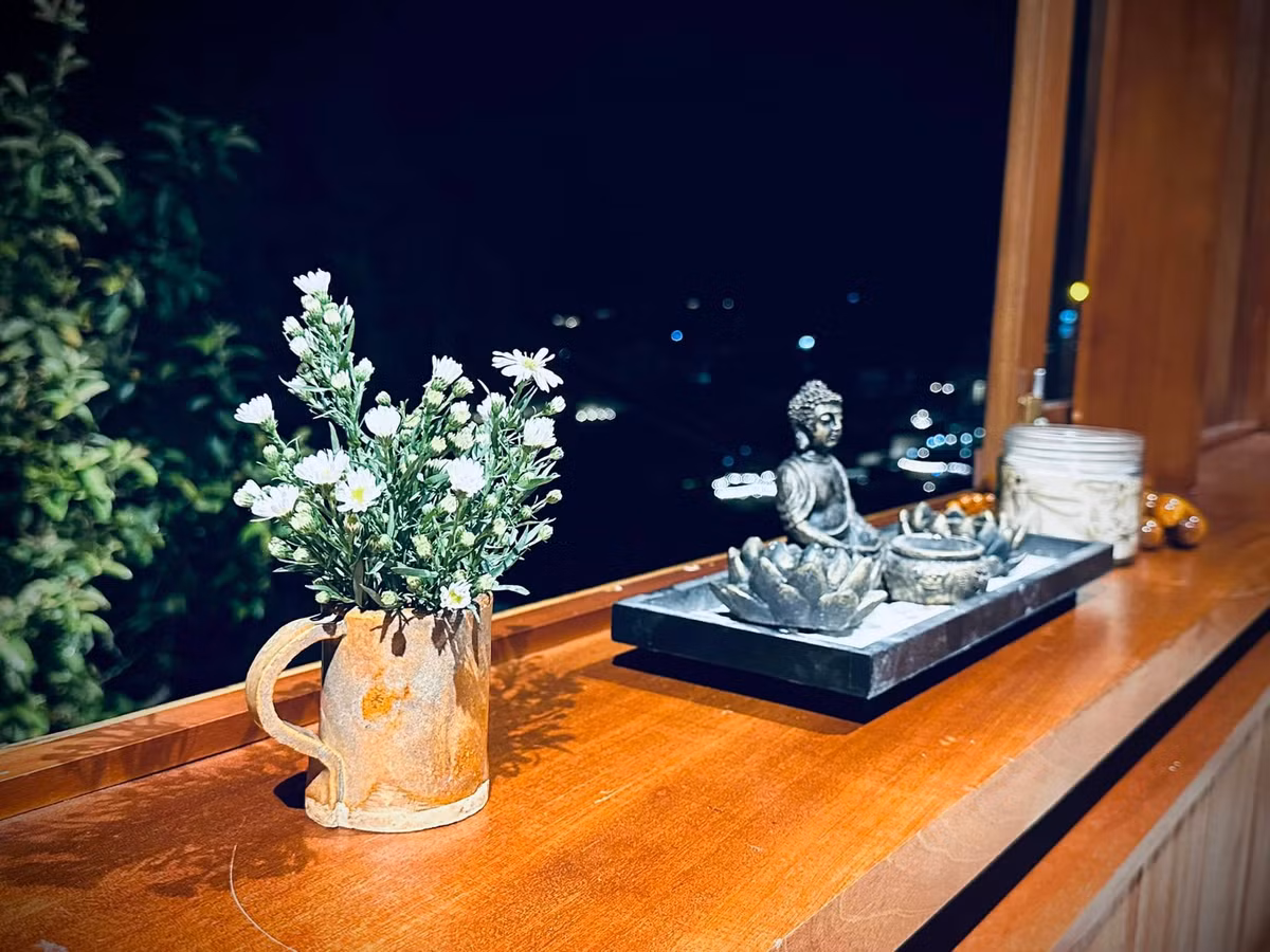 Nổi tiếng với lối sống giản dị và tâm hồn hướng thiện, MC Đại Nghĩa "an cư" tại Đà Lạt với không gian sống đậm chất thiền. Ảnh: FB Bùi Đại Nghĩa