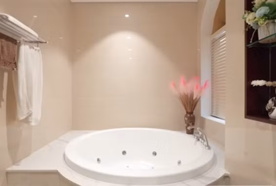 Phòng tắm có bồn sục lớn để gia chủ thư giãn và tái tạo năng lượng sau một ngày làm việc căng thẳng. Ảnh chụp màn hình NhaF