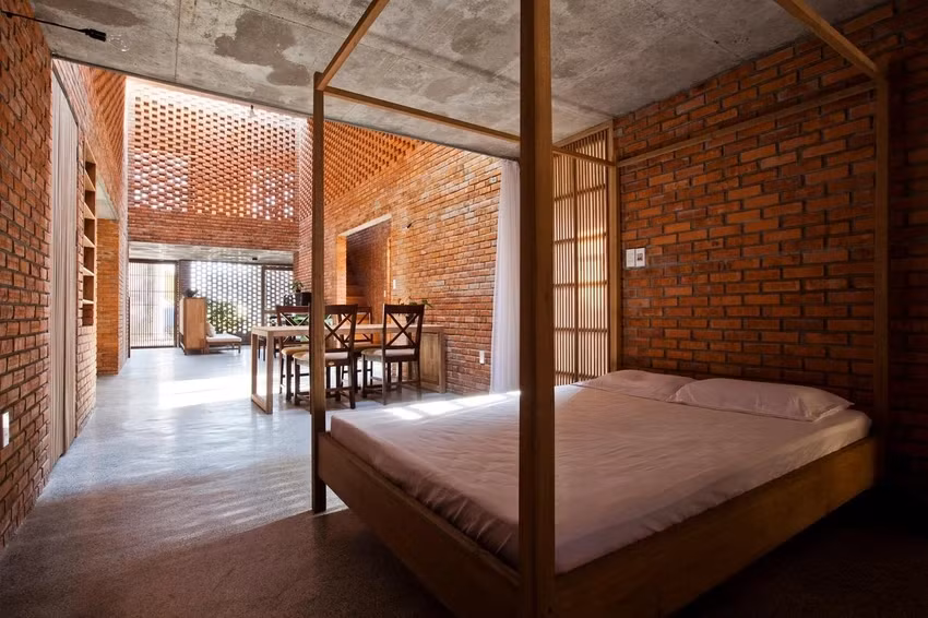 Trần nhà đúc bằng bê tông nguyên bản và sàn nhà được lát bằng đá mài màu tối. Ảnh: Hiroyuki Oki