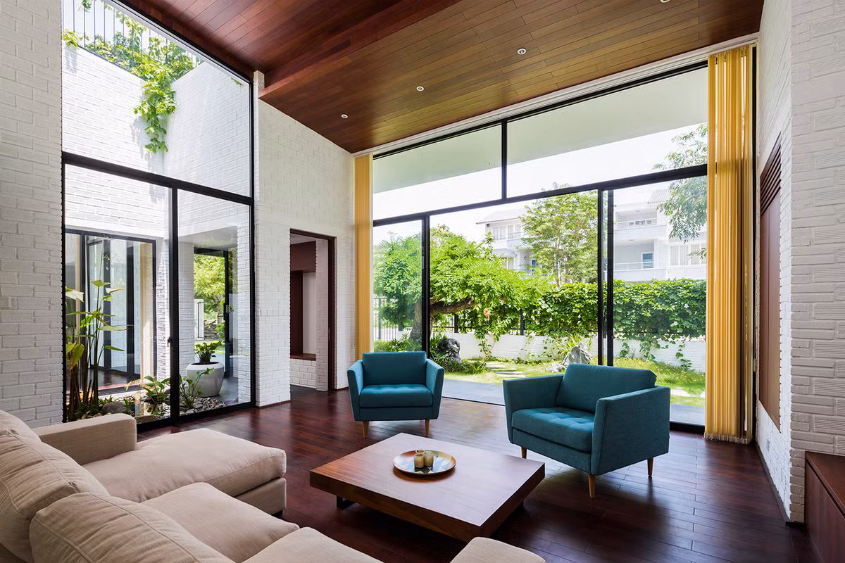 Dưới mái nhà là phòng chức năng để sinh hoạt, ăn uống và phòng ngủ, trong khi các công trình phụ, không gian khác như phòng tắm, kho và hành lang được đặt dưới mái nhà phủ xanh, nơi chiều cao trần nhà bị hạn chế vì lớp đất cho cây. Ảnh: Hiroyuki Oki