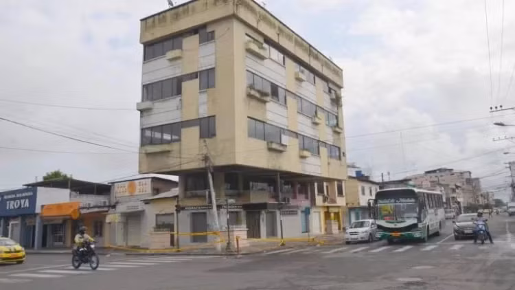 Tòa nhà nằm ở góc giao giữa hai con phố Pichincha và Buenavista tại trung tâm thành phố Machala và đã tồn tại suốt hơn 3 thập kỷ. Ảnh: Odditycentral