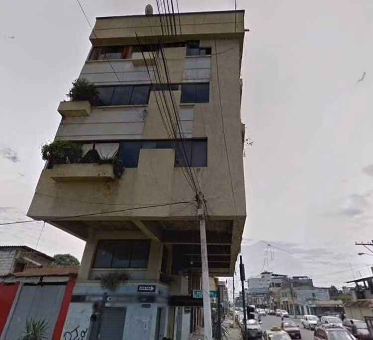 Tọa lạc tại thành phố Machala (Ecuador), tòa Nhà Bất Tử (El Inmortal) là công trình mang tính biểu tượng, nổi bật với vẻ ngoài mong manh và lạ lùng. Ảnh: Odditycentral