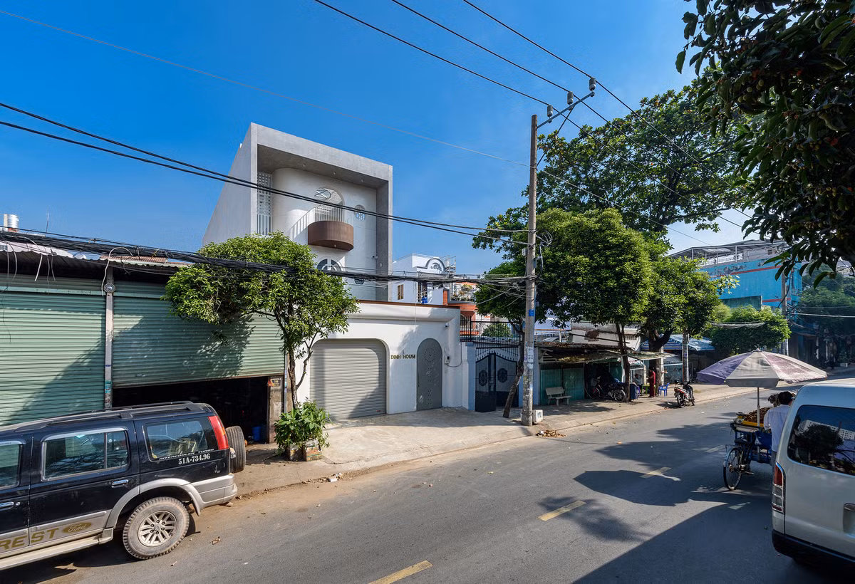  Ngôi nhà lấy cảm hứng từ trải nghiệm đứng giữa không gian thênh thang kỳ vĩ của các vách núi, giữa 2 vách núi có một khe sáng tạo sức hút khó cưỡng. Ảnh: Lonton Studio