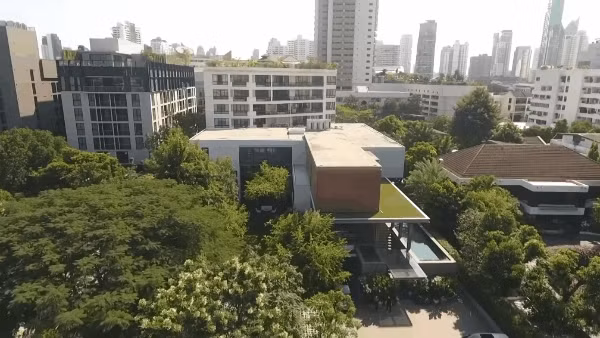 Nhìn từ trên cao, tòa nhà được bao phủ bởi một màu xanh mướt mắt, không gian thoáng đãng như một nơi nghỉ dưỡng. Ảnh chụp màn hình