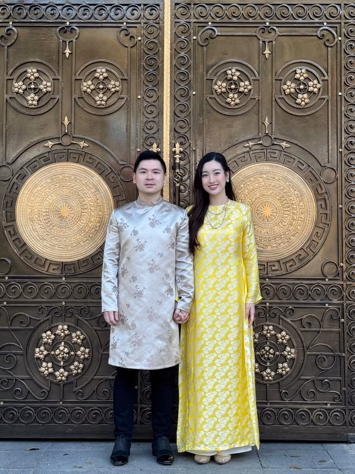 Hoa hậu Đỗ Mỹ Linh và chồng thiếu gia trước cổng căn biệt thự. Ảnh: FBNV