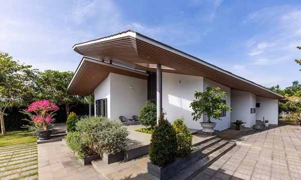Nằm trên khu đất rộng 1.641m2 tại Đồng Nai, ngôi nhà có diện tích xây dựng 260m2, được thiết kế cho gia đình 3 thế hệ. Ảnh: Hiroyuki Oki