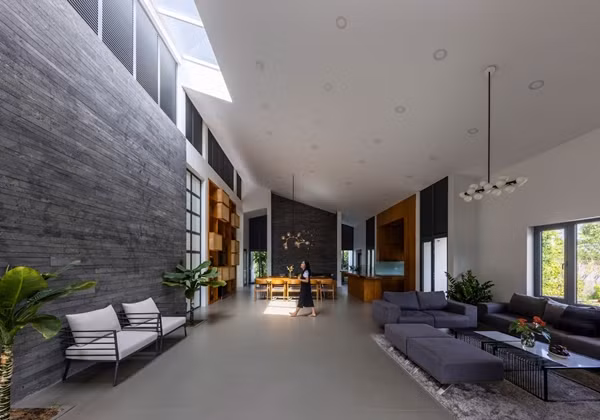 Không gian chung rộng 70m2, phòng khách liên thông bếp - ăn, lấy sáng từ mái kính và cửa sổ lớn hướng ra bên ngoài. Ảnh: Hiroyuki Oki