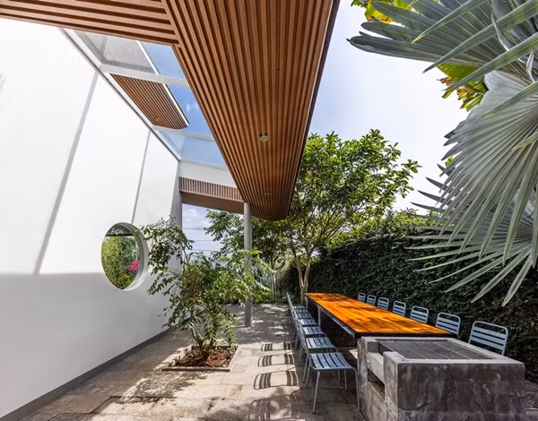 Khu vực mái hiên lớn ở phía trước nhà kết hợp với cảnh quan cây xanh nhằm tạo ra một không gian rộng rãi, cho gia chủ ngồi uống trà, trò chuyện với bạn bè, hàng xóm. Ảnh: Hiroyuki Oki